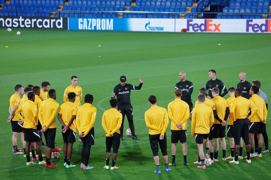 epa09558124 BSC Young Boys&#039;s head coach David Wagner (C) leads a training session of the team held in Villarreal, Spain, 01 November 2021. BSC Young Boys will face Villarreal in their UEFA Champi ...