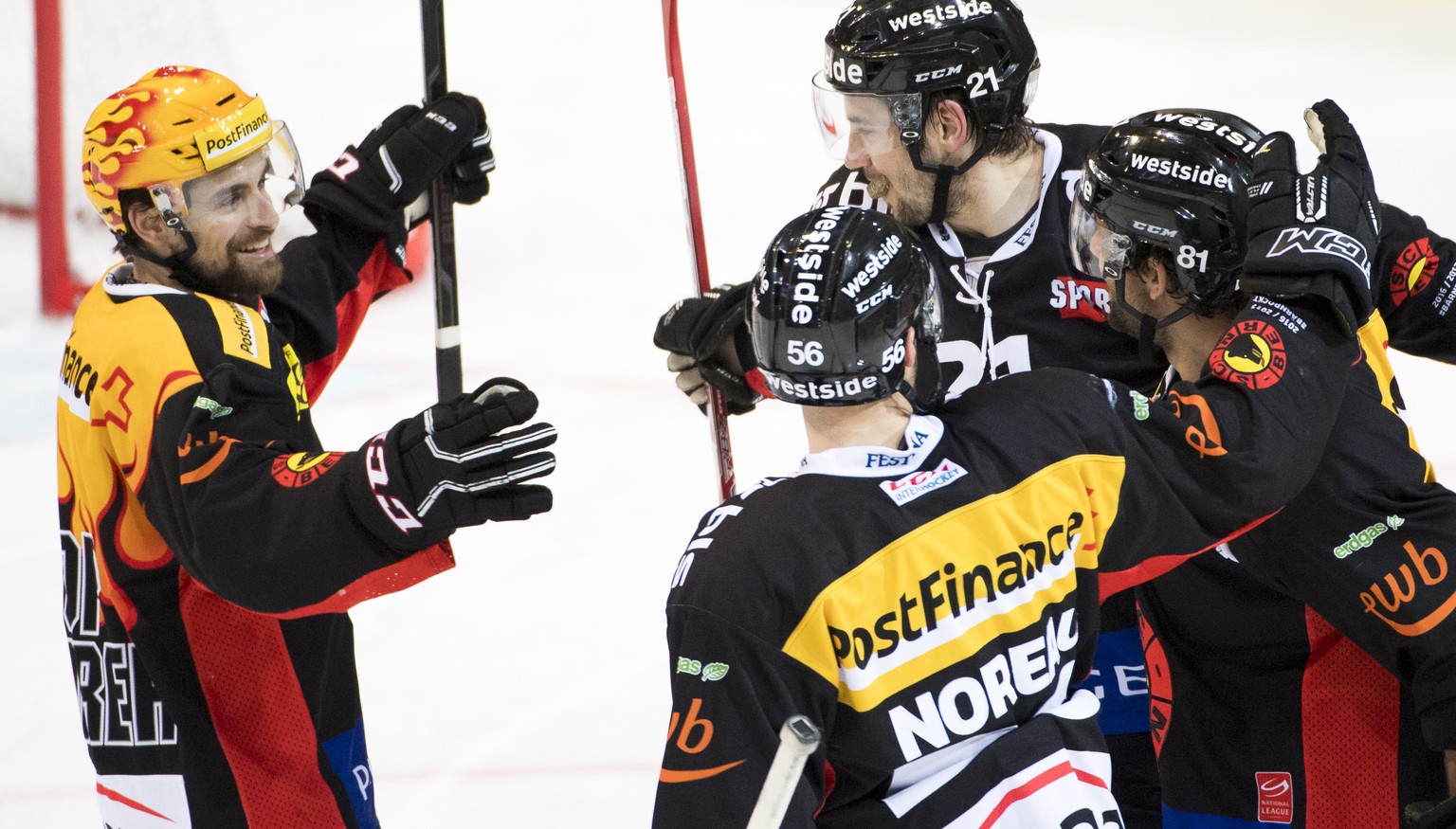 SC Bern Topscorer Mark Arcobello, SC Bern Verteidiger Maxim Noreau, SC Bern Stuermer Simon Moser, und SC Bern Stuermer Thomas Ruefenacht, von links, jubeln nach einem Tor, beim Eishockey Meisterschaft ...