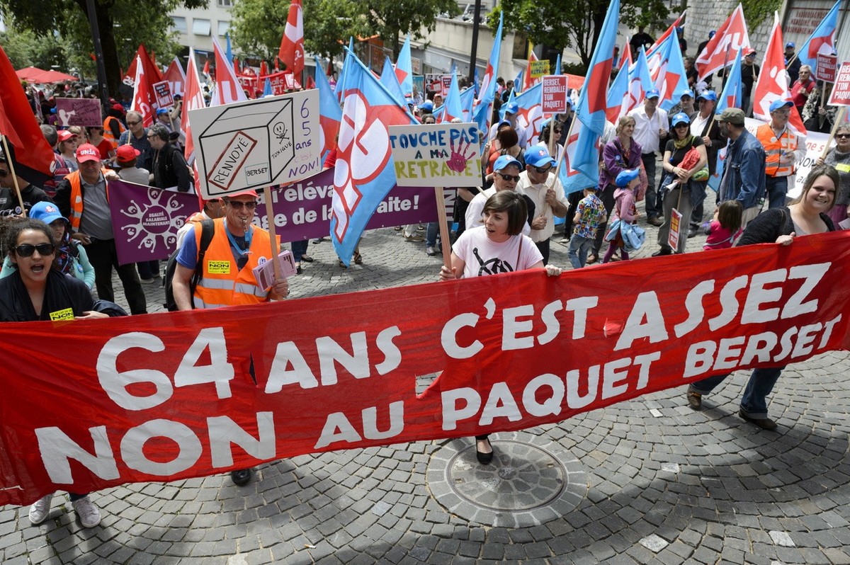 Des personnes defilent avec des pancartes "Non a la retraite a 65 ans lors d'une manifestation "Touche pas a ma retraite AVS" ce samedi 30 mai 2015 a Lausanne. Les manifestants man ...