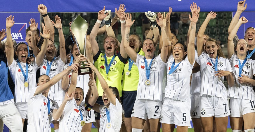 Die Zuercher Frauen jubeln mit dem Pokal nach ihrem Sieg im AXA Women