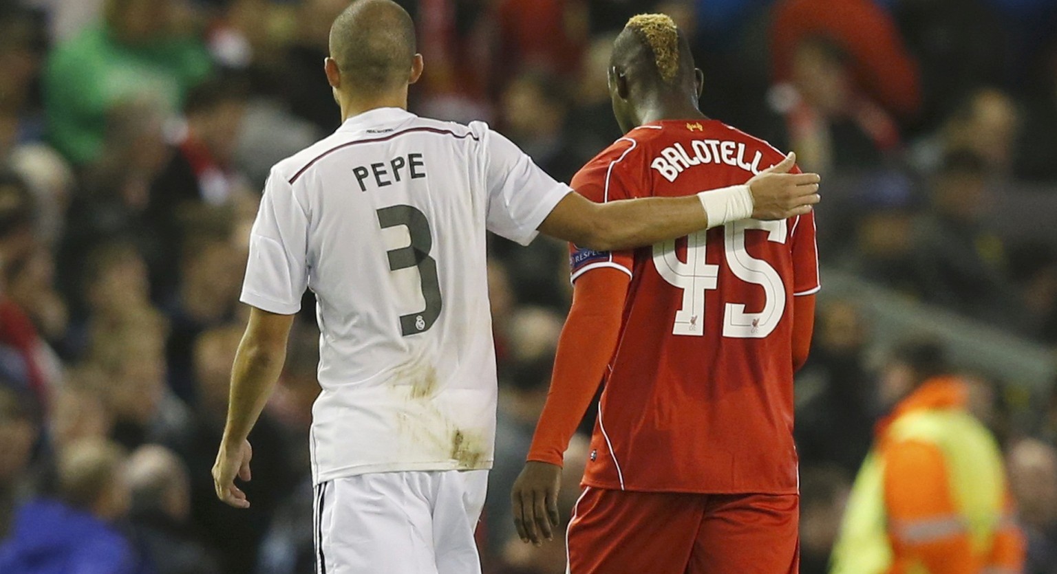 Mario Balotelli und Pepe: Bereits in der Pause wurden die Trikots getauscht.