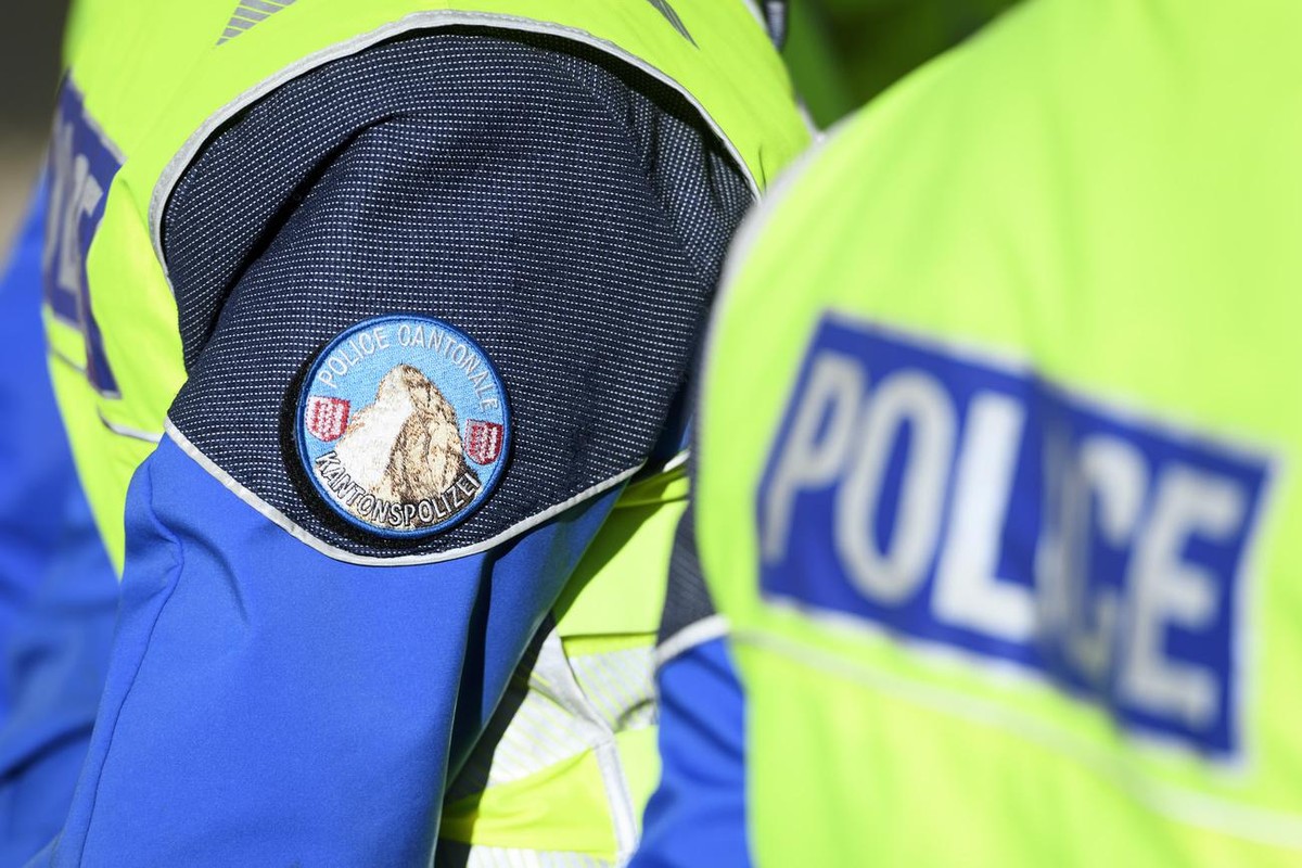 Un policier de la Police Cantonale Valaisanne photographie lors d'un controle routier lors de la presentation du renforcement des controles du trafic lourd (camion) ce lundi 16 novembre 2020 deva ...