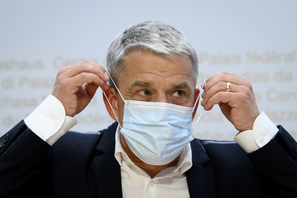 Christoph Berger, Praesident, Eidgenoessische Kommission fuer Impffragen EKIF, nimmt seinem Schutzmaske auf nach einem Point de Presse zum Coronavirus mit Fachexperten des Bundes, am Dienstag, 1. Deze ...