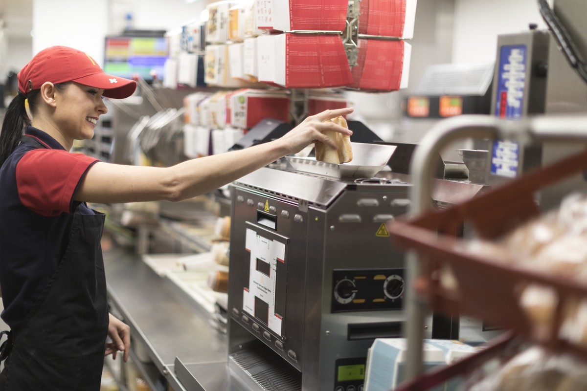 An employee works in the kitchen of a McDonald's restaurant in Hinwil, Canton of Zurich, Switzerland, on January 25, 2017. (KEYSTONE/Gaetan Bally)