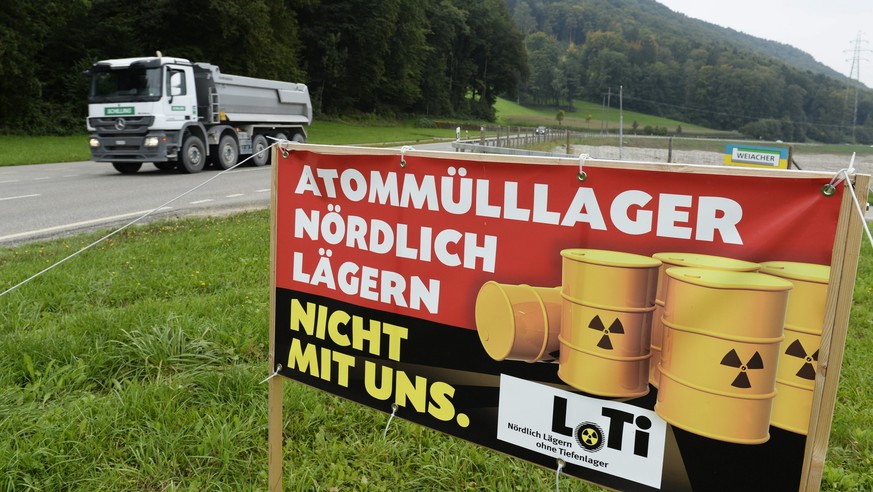 ARCHIVE --- ENDE NOVEMBER WIRD UEBER EINE INITIATIVE ABGESTIMMT, DIE DEN AUSSTIEG DER SCHWEIZ AUS DER ATOMENERGIE UND DIE PLANMAESSIGE ABSCHALTUNG ALLER BISHERIGEN ATOMKRAFTWERKE NACH 45 JAHREN LAUFZE ...