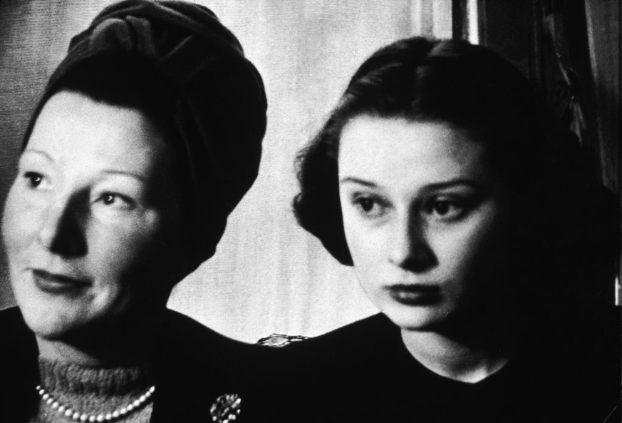 Headshot of Belgian born actor Audrey Hepburn (1929 - 1993) as a teenager with her mother, Dutch baroness Ella Van Heemstra, 1946. (Photo by Hulton Archive/Getty Images)