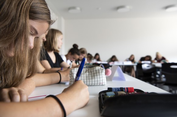 Der Unterricht einer Gymnasialklasse anlaesslich der Eroeffnung der neuen Kantonsschule Uetikon am See, am Montag, 20. August 2018, in Uetikon am See. Das neue Gymnasium bietet 500 Schuelerinnen und S ...