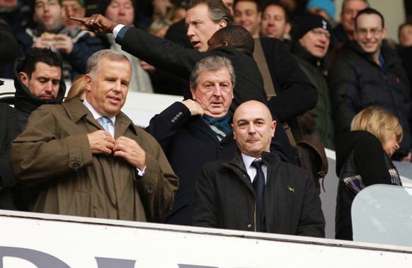 Roy Hodgson (Mitte) hat an den Spielen von Tottenham nur Augen für einen Mann.&nbsp;
