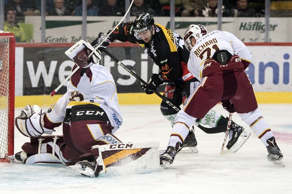 Berns Tristan Scherwey, Mitte, im Duell mit Genfs Goalie Robert Mayer, links, und Tanner Richard im fuenften Eishockey Playoff-Viertelfinalspiel der National League zwischen dem SC Bern und dem HC Gen ...