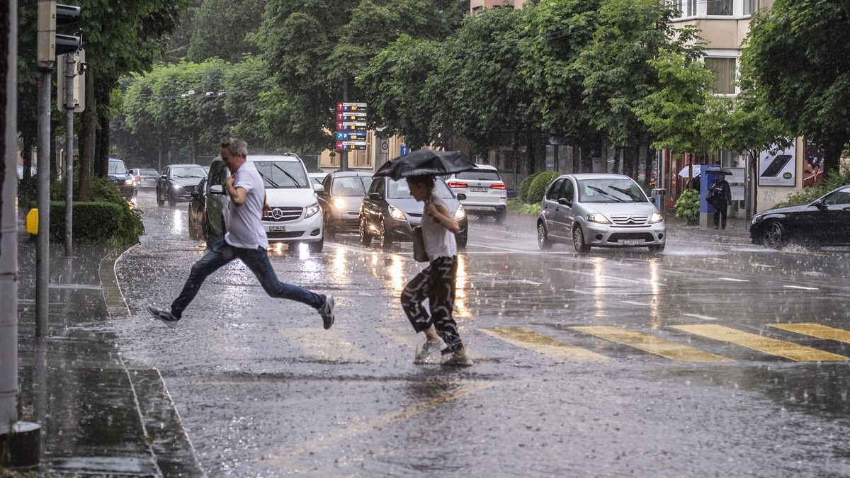 Starke Regenfaelle und Gewitter ziehen ueber die Stadt Luzern und die Zentralschweiz, am Montag, 23. Mai 2022, in Luzern (KEYSTONE/Urs Flueeler)