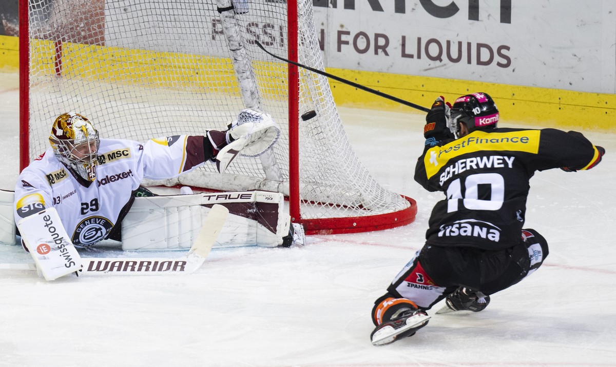 Tristan Scherwey (SCB), rechts, kaempft um den Puck mit Torhueter Robert Mayer (GSHC) im Spiel der Eishockey National League zwischen SC Bern, SCB, und Geneve-Servette HC, GSHC, vom Samstag, 12. Oktob ...