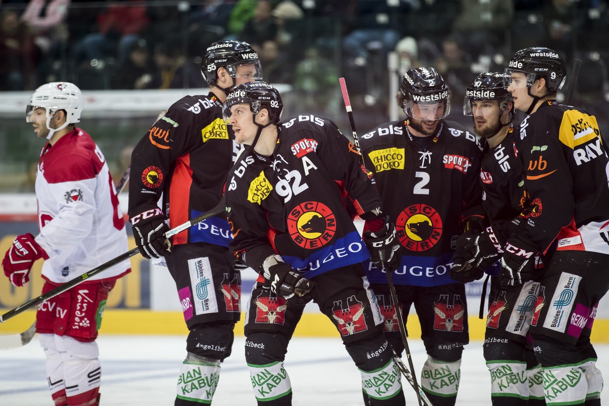 Torjubel der Berner nach dem 1-0 durch Berns Tristan Scherwey, zweiter von rechts, waehrend dem Eishockey-Meisterschaftsspiel der National League zwischen dem SC Bern und dem Lausanne HC, am Samstag,  ...