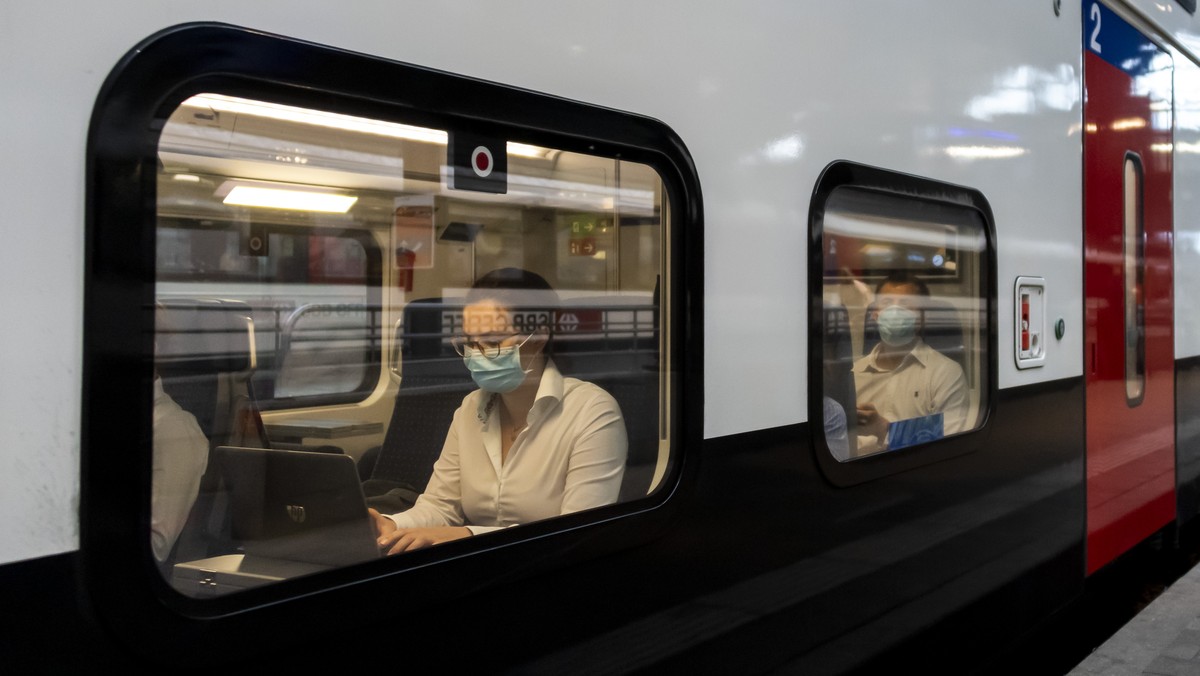 Reisende mit Schutzmasken in einem Zug am Bahnhof SBB in Basel, am Montag, 6. Juli 2020. Das Schutzkonzept gegen das Coronavirus wurde angepasst: Alle Reisenden muessen in oeffentlichen Verkehrsmittel ...