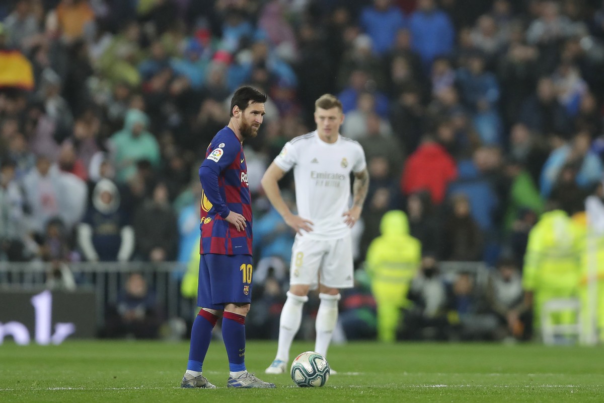 Barcelona's Lionel Messi, left, reacts after Real Madrid's Mariano Diaz scored his side's second goal during the Spanish La Liga soccer match between Real Madrid and Barcelona at the Sa ...