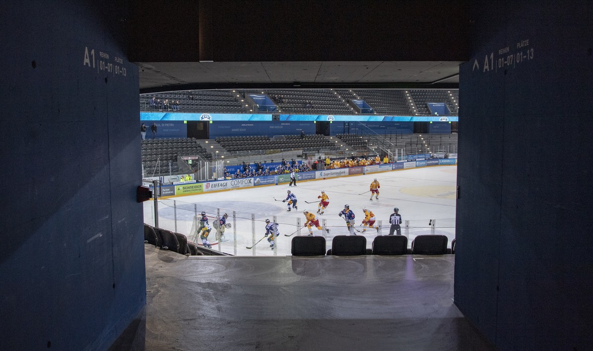 Wegen der Zunahme des Coronavirus in der Schweiz wird auch dieses Spiel ohne Zuschauer gespielt, anlaesslich des Eishockey Meisterschaftsspiel in der Qualifikation der National League zwischen dem EV  ...