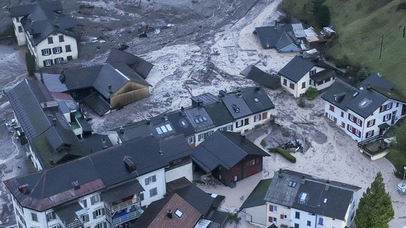 Geroell- und Schlammassen erreichen ein Wohnquartier in Schwanden, das erst seit wenigen Wochen wieder bewohnbar ist, aufgenommen am Freitag, 22. Dezember 2023. Intensive Niederschlaege haben im Erdru ...