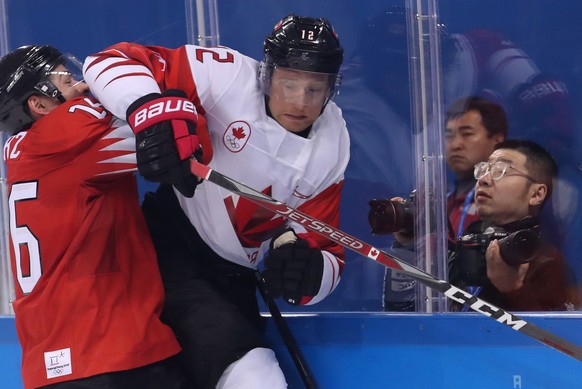 epa06528578 Raphael Diaz (L) of Switzerland in action against Rob Klinkhammer (R) of Canada during the men&#039;s Ice Hockey preliminary round match between Switzerland and Canada at the Kwandong Hock ...