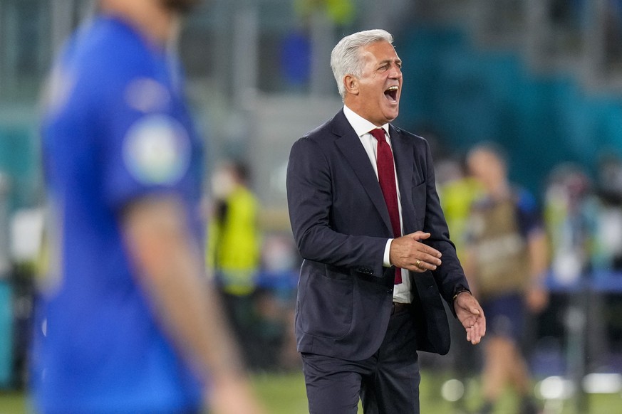 Switzerland&#039;s manager Vladimir Petkovic gives instructions to players during the Euro 2020 soccer championship group A match between Italy and Switzerland at the Olympic stadium in Rome, Italy, W ...