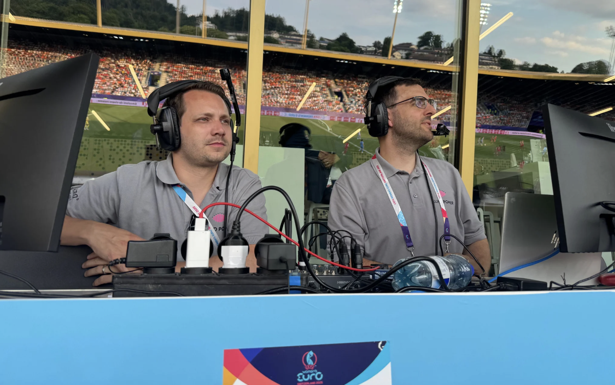 Alex Schüpbach (à droite) avec son collègue commentateur René Inderbitzin pendant l’audiodescription du match entre le pays de Galles et les Pays-Bas, samedi à Lucerne.