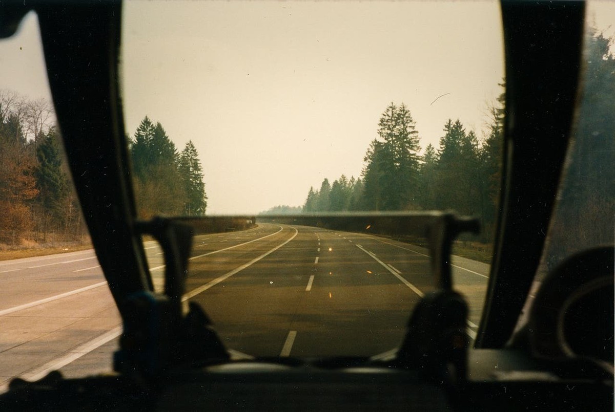Une image insolite : l'autoroute A1 depuis le cockpit du Hawker Hunter.