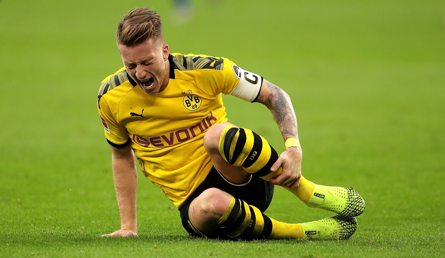 epa07951534 Dortmund&#039;s Marco Reus reacts in pain during the German Bundesliga soccer match between FC Schalke 04 and Borussia Dortmund in Gelsenkirchen, Germany, 26 October 2019. EPA/FRIEDEMANN V ...