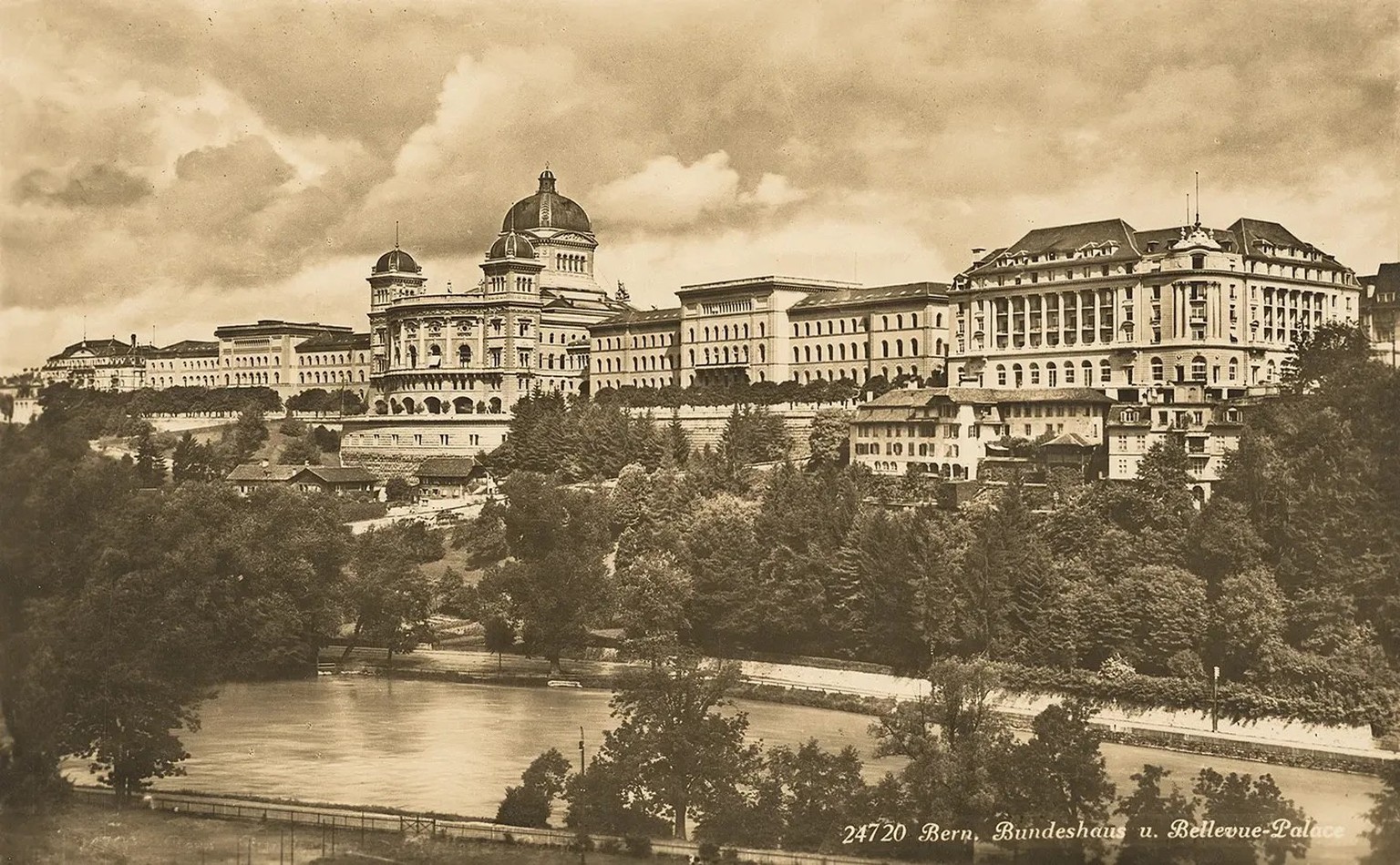 Das Hotel Bellvue Palace (rechts) liegt direkt neben dem Bundeshaus. Postkarte um 1935.
http://doi.org/10.3932/ethz-a-001539484