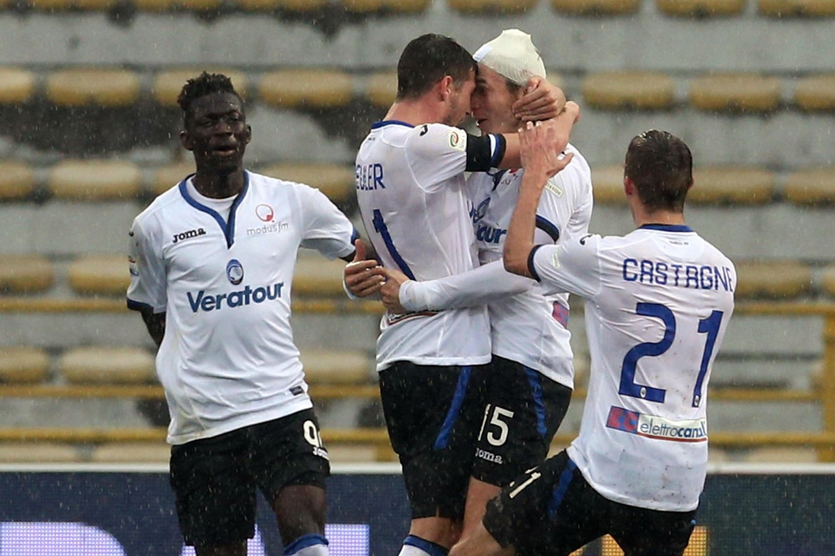 Atalanta's Marten De Roon, second from right, celebrates with teammates, including Remo Freuler, second from left, and Timothy Castagne, right, after scoring during a Serie A soccer match between ...