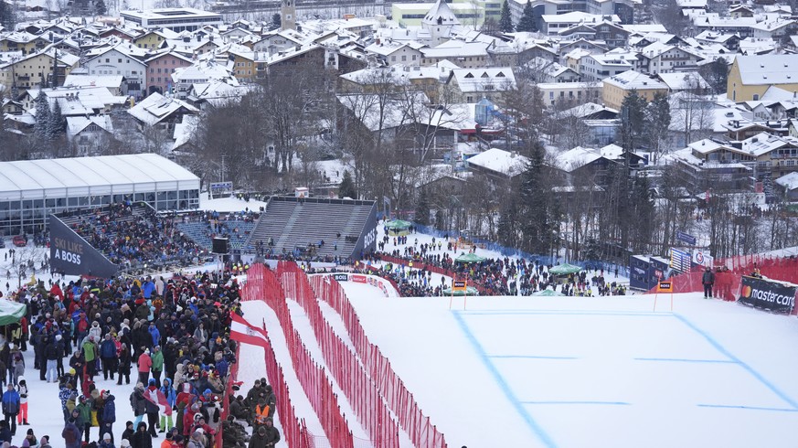 Spectators wait for the start on the course during an alpine ski, men&#039;s World Cup downhill, in Kitzbuehel, Austria, Friday, Jan. 19, 2024. (AP Photo/Giovanni Auletta)