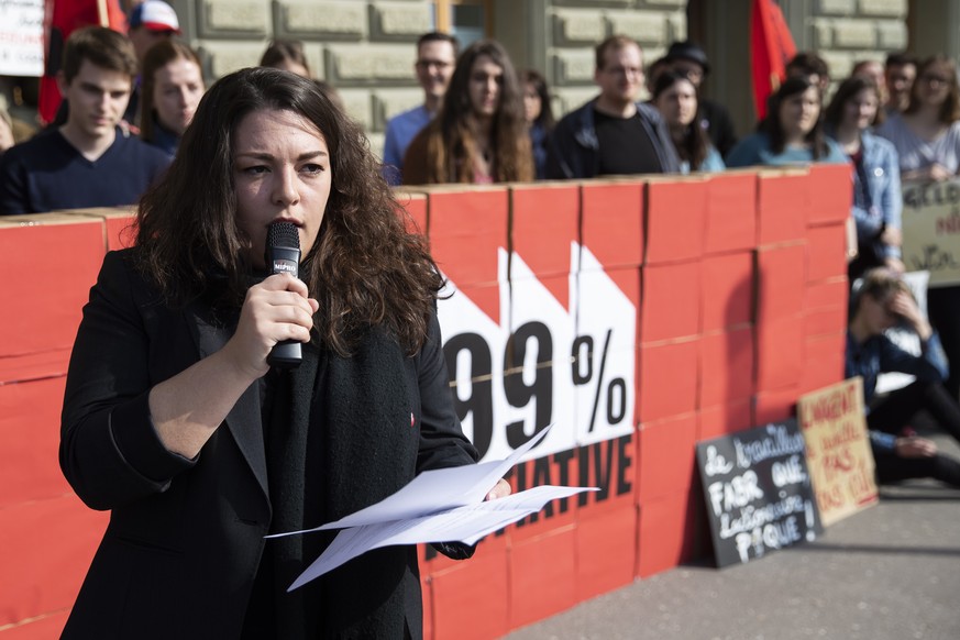 Tamara Funiciello, Praesidentin JUSO Schweiz, spricht bei der Einreichung der 99-Prozent-Initiative, am Dienstag, 2. April 2019 in Bern. (KEYSTONE/Peter Klaunzer)