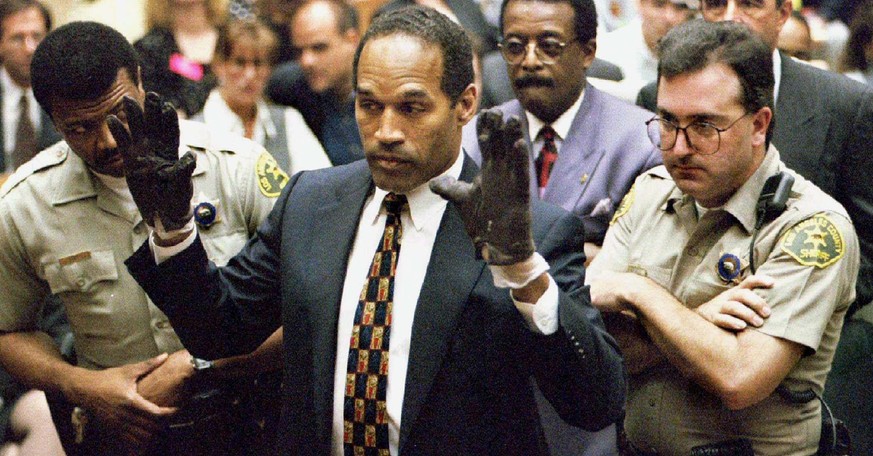 O.J. Simpson mit den zu kleinen Handschuhen während der Verhandlung 1995.