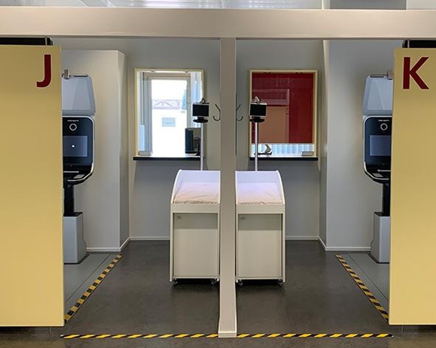 Passbüroschalter J und K mit Babystationen.