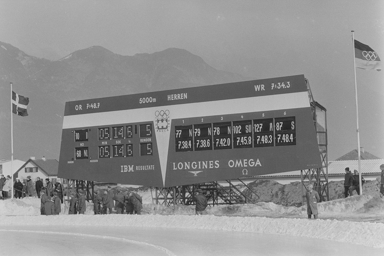Zeitanzeige bei den Eisschnelllauf-Wettbewerben bei den Spielen in Innsbruck 1964 mit den Marken-Logos von Longines und Omega. https://foto.digitalarkivet.no/fotoweb/archives/5001-Historiske-foto/Inde ...