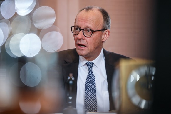epa12703935 German Chancellor Friedrich Merz arrives for the start of a German government cabinet meeting in Berlin, Germany, 04 February 2026. EPA/HANNIBAL HANSCHKE