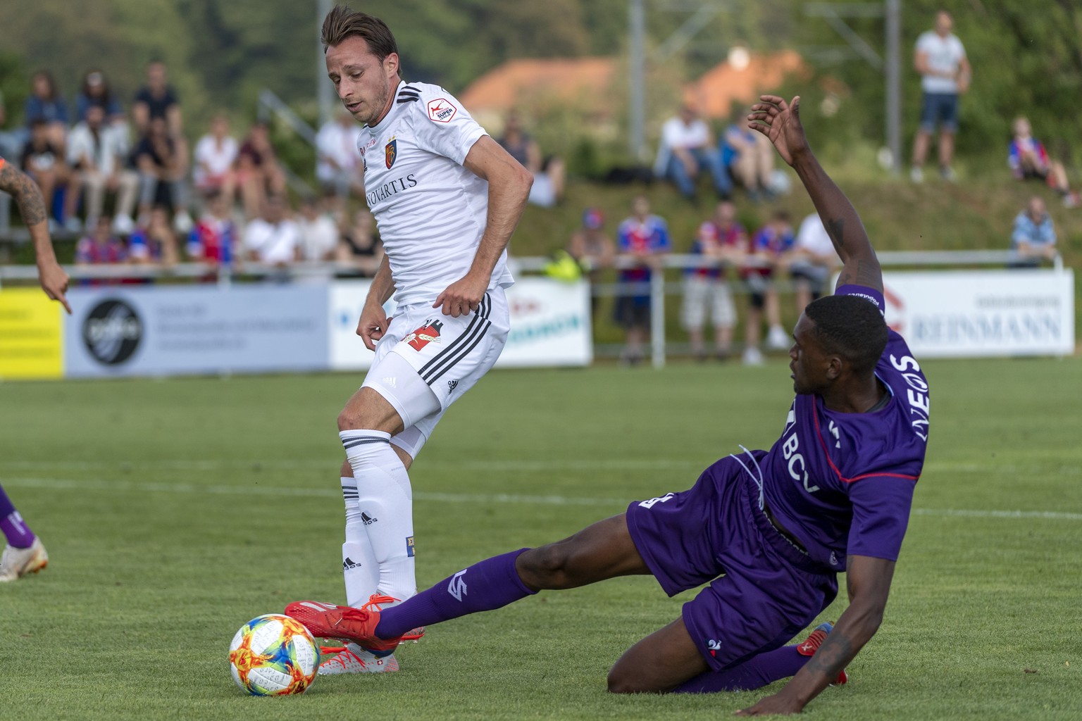 Basels Luca Zuffi, links, im Kampf um den Ball gegen Lausannes Elton Monteiro, rechts, bei einem Testspiel zwischen dem FC Basel 1893 und demv FC Lausanne-Sport auf dem Sportplatz Waldaecker in Herzog ...