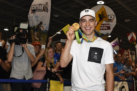 Nino Schurter zeigt seine Goldmedaille und wird bei seiner Ankunft von den Fans empfangen, am Flughafen Zuerich, in Kloten, am Dienstag, 23. August 2016. Nino Schurter steht mit 30 Jahren auf dem Hoeh ...