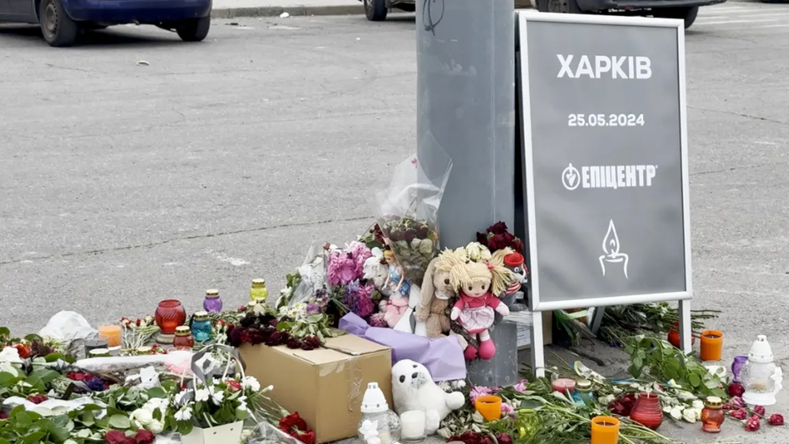 Gedenken an die Opfer: Blumen, Puppen und ein weisser Seehund für die Getöteten im Baumarkt.