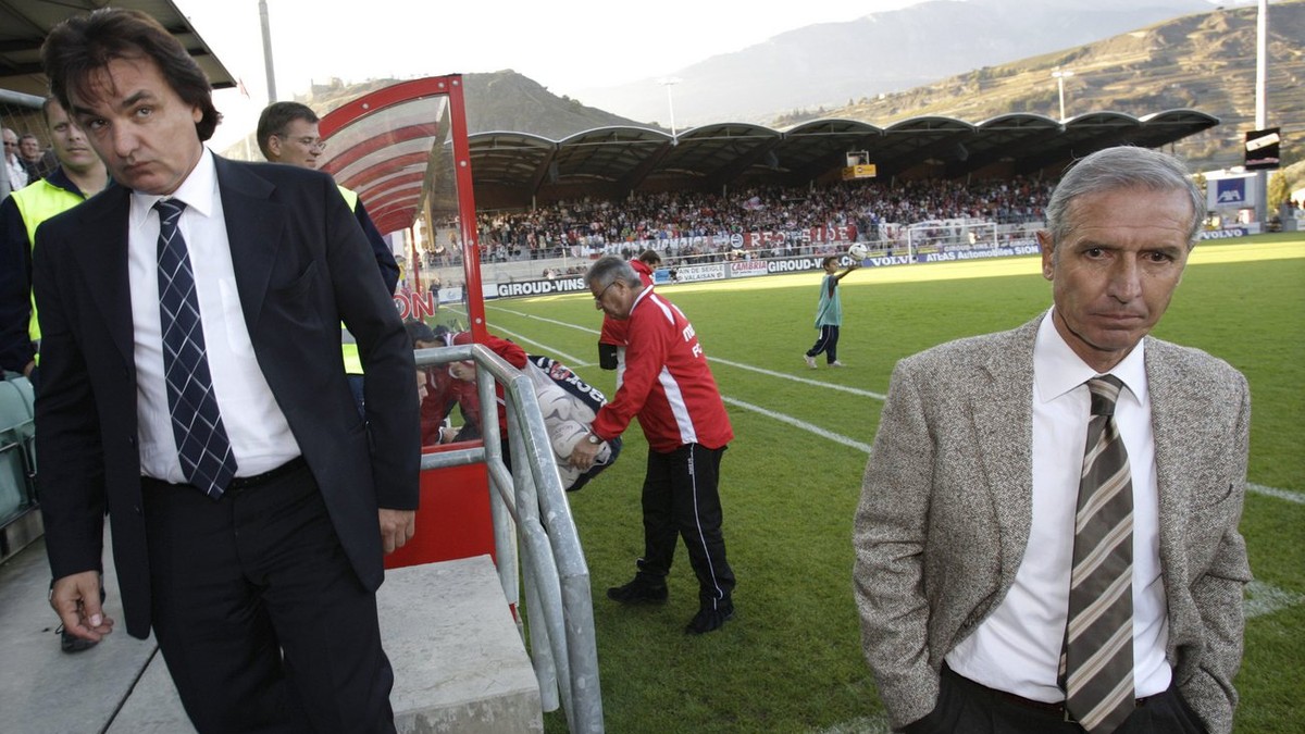 JAHRESRUECKBLICK 2007 - SPORT - SCHWEIZ FUSSBALL SUPER LEAGUE FC SION GC: L'entraineur valaisan Alberto Bigon, droite, quitte le terrain en compagnie du president Christian Constantin, gauche, a  ...