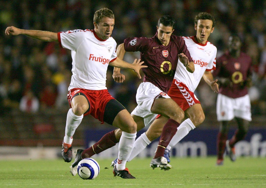 Milicevic im ersten Gruppenspiel gegen Arsenals Robin Van Persie.