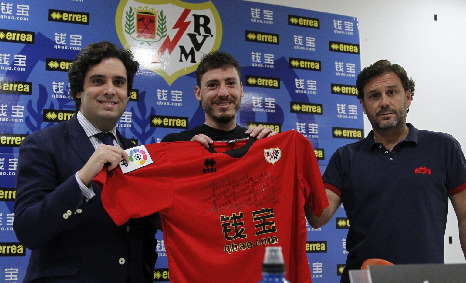 Rayo Vallecanos neuer Keeper, Cristian Alvarez posiert mit Klubpräsident Raul Martin Presa (l.) und Verwaltungsratmitglied Luis Yanez (r.).
