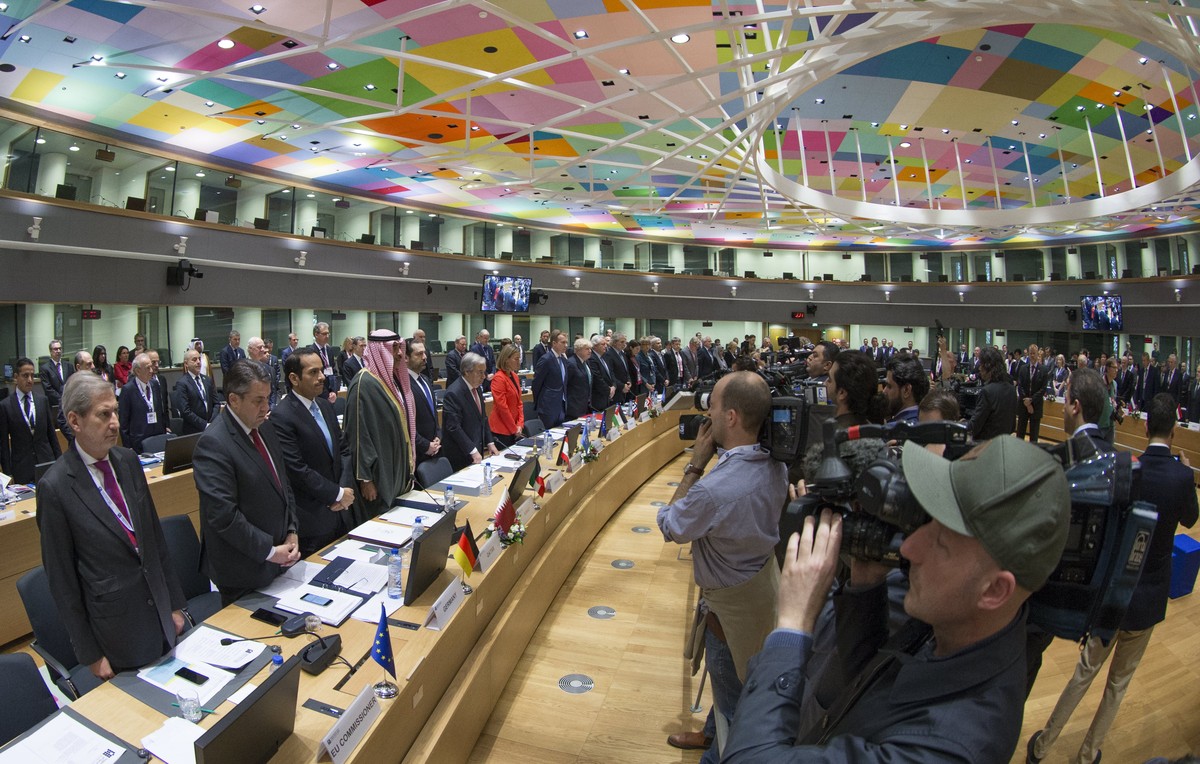 epa05889211 Foreign affairs Ministers and representatives hold a minute of silence at the start of 'supporting the future of Syria and the region Brussels conference' in Brussels, Belgium, 0 ...