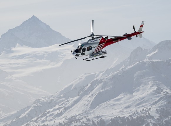 Ein Helikopter der Air-Glaciers bei einem Rettungseinsatz im Skigebiet Crans-Montana. (Archivbild)