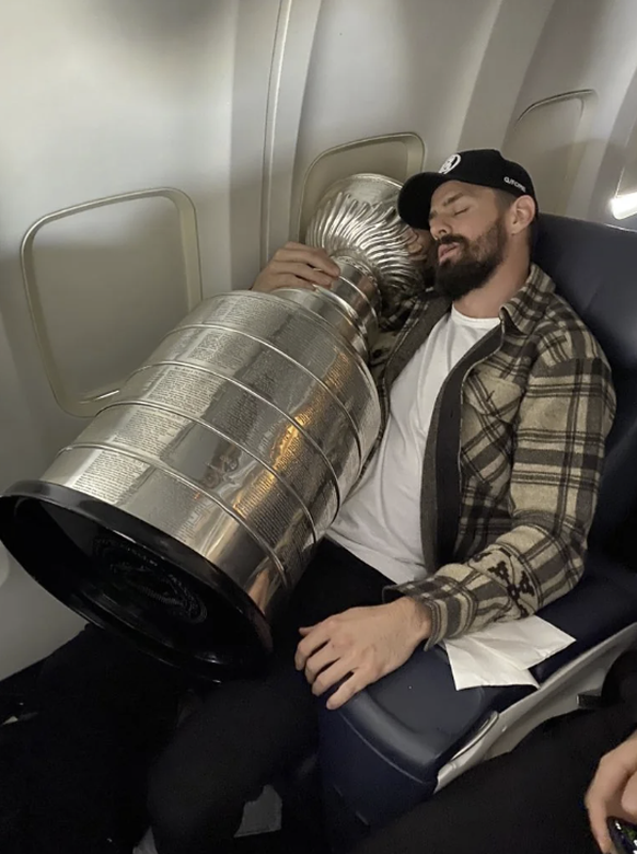 Schlafen im Flugzeug: Lifehack von Alex Killorn
