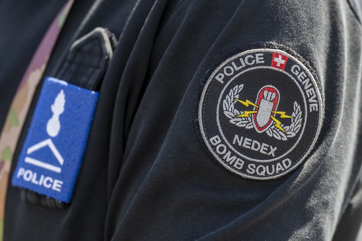 Le logo de la Police Geneve NEDEX Bomb Squad est photographie, a l'occasion de la Journee Portes ouvertes de la place d'exercice d'Epeisses pres de Geneve, ce samedi 27 avril 2024. Le l ...