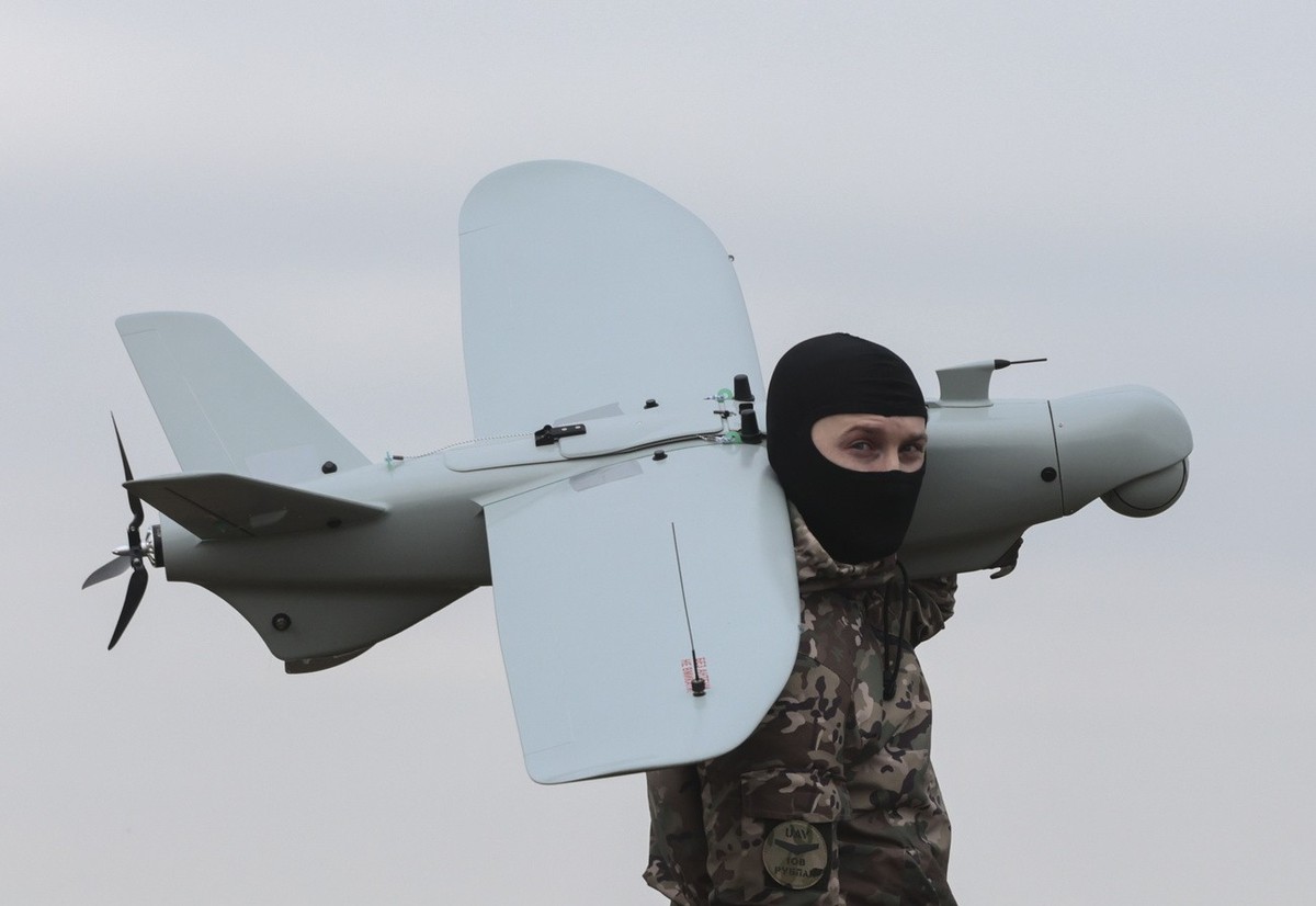 epa11155595 A Ukrainian serviceman from the 108th Brigade of Territorial Defence carries a Ukraine-made multi-purpose drone Leleka-100 on a field near a frontline in the direction of Zaporizhzhia, Ukr ...