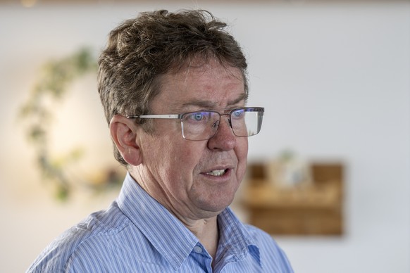 Bundesrat Albert Roesti spricht mit Medienschaffenden an einem Sommergespraech, am Dienstag 8. Juli 2025, auf dem Le Moleson. (KEYSTONE/Peter Schneider)