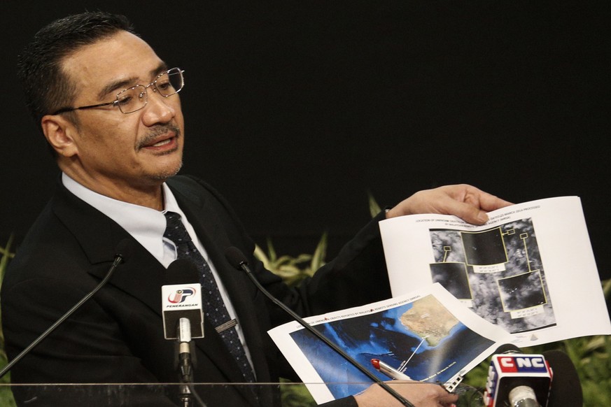 Verkehrsminister Hishammuddin Hussein präsentiert die Aufnahmen.