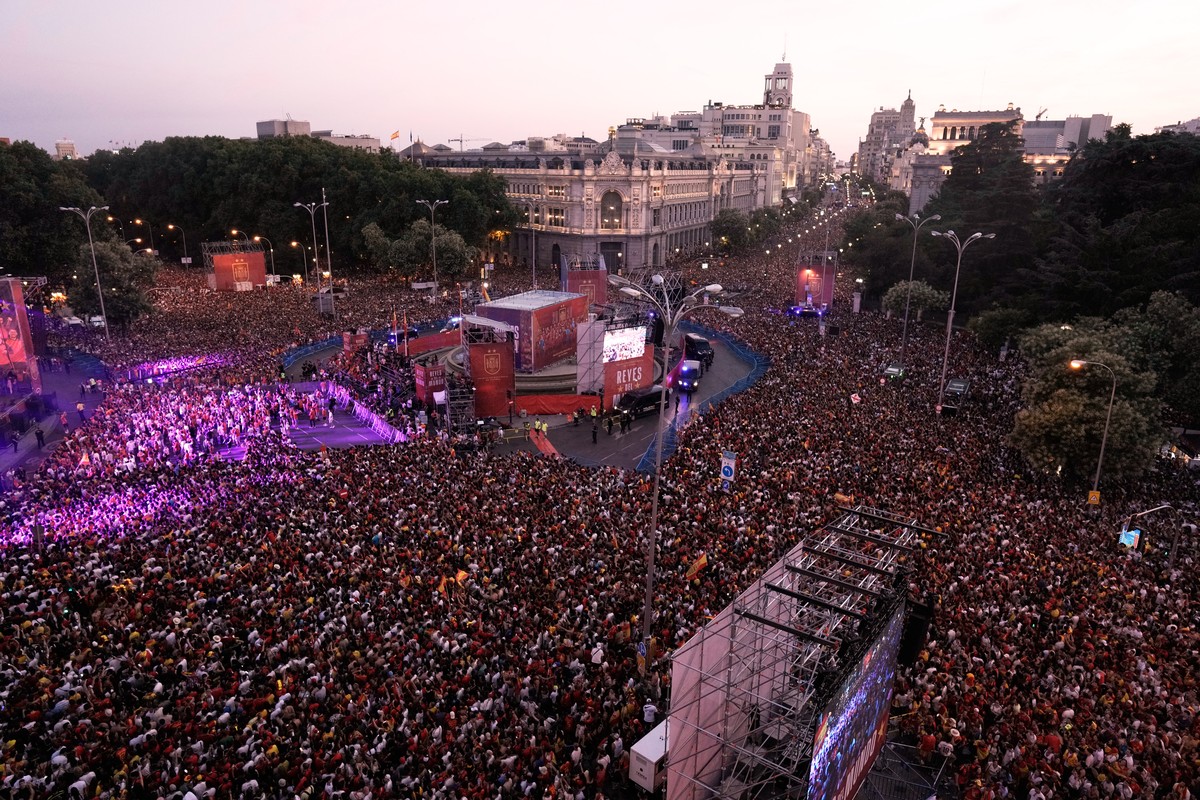 Fans crowd together as they wait for the arrival of players from Spain's national soccer team during celebrations in Cibeles square in Madrid on Monday, July 20, 2026, after Spain defeated Argent ...