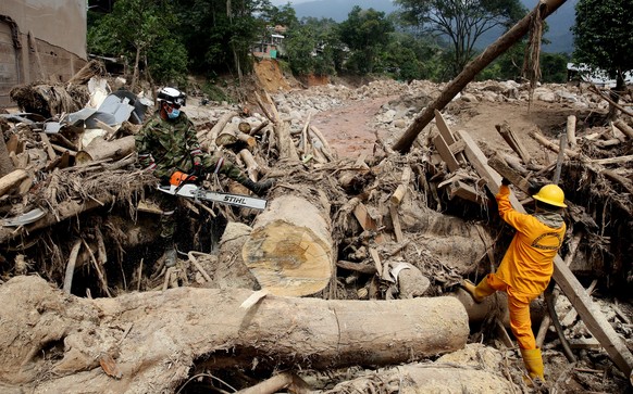 epa05890615 Members of the Colombian Army and civil volunteers start to clean up debris in Mocoa, Colombia, 05 April 2017. The death toll has risen to 293 and hundreds are still homeless after torrent ...