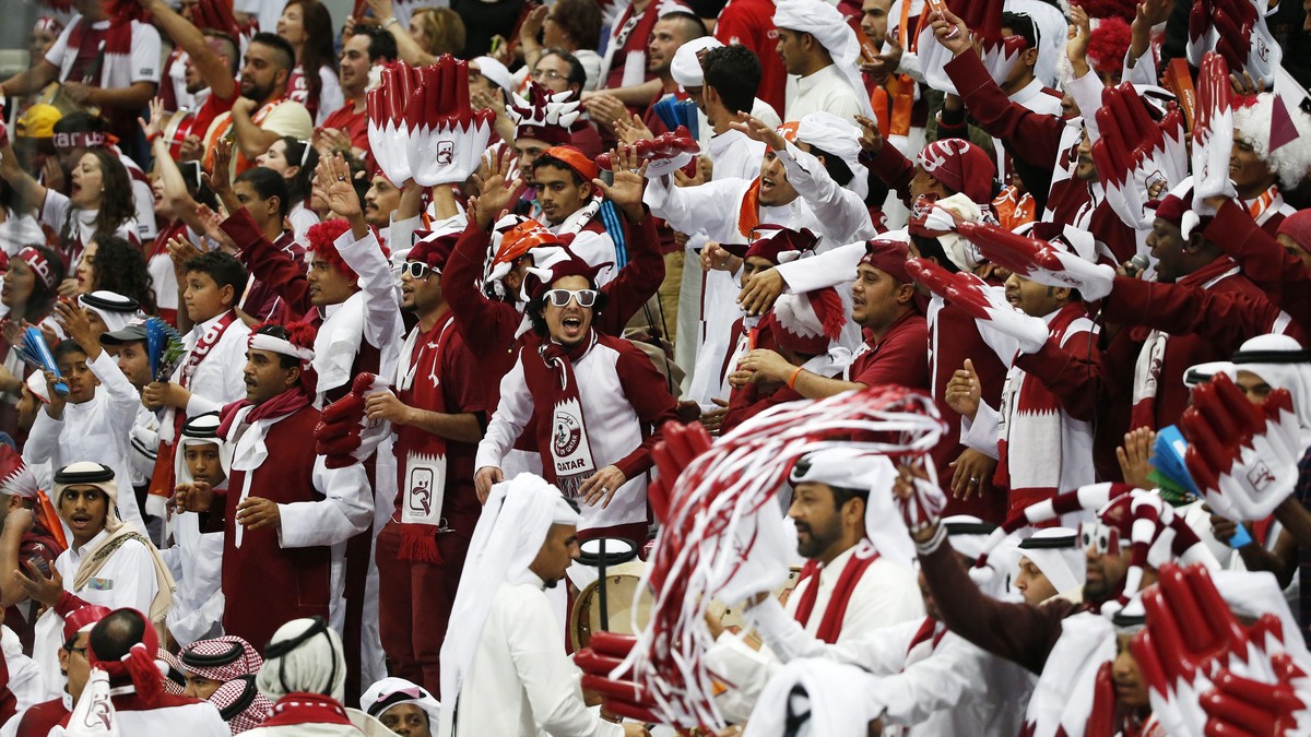 epa04599543 Fans of Qatar cheer on their team during the Qatar 2015 24th Men's Handball World Championship final between Qatar and France at the Lusail Multipurpose Hall outside Doha, Qatar, 01 F ...