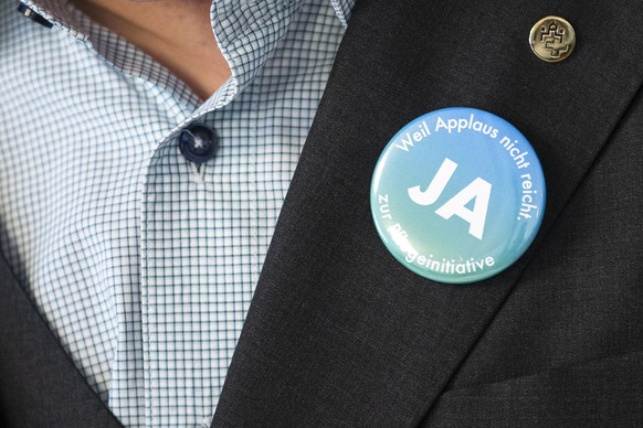 Ein Button mit der Aufschrift &quot;Weil Applaus nicht reicht. JA zur Pflegeinitiative&quot; haengt an der Jacke von Christian Lohr, Nationalrat Mitte-TG und Mitglied Initiativkomitee, waehrend der St ...